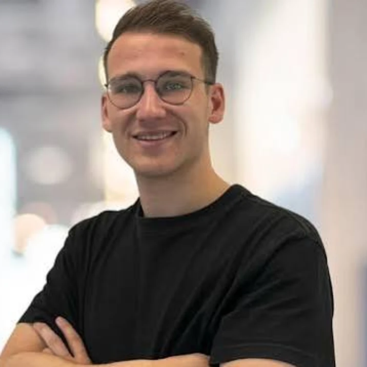 Frederik Döppeler mit Brille und schwarzem Shirt